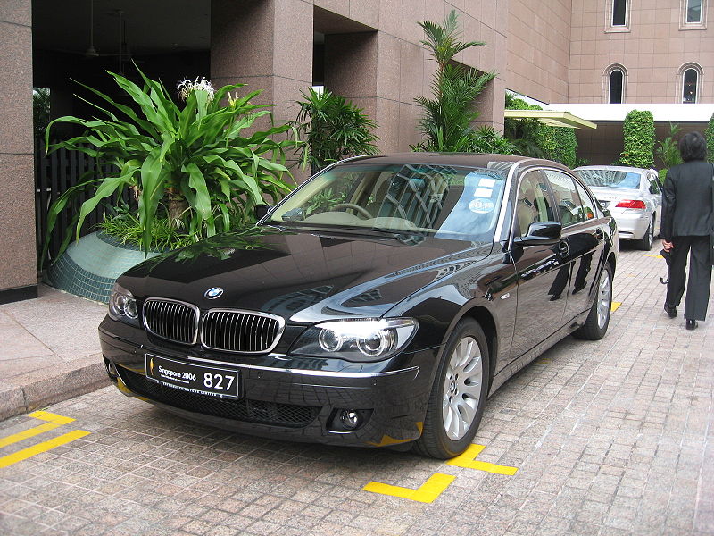 BMW 750i Benzyna V8 4.8L Sedan 4 drzwiowy V8 . Opinie i