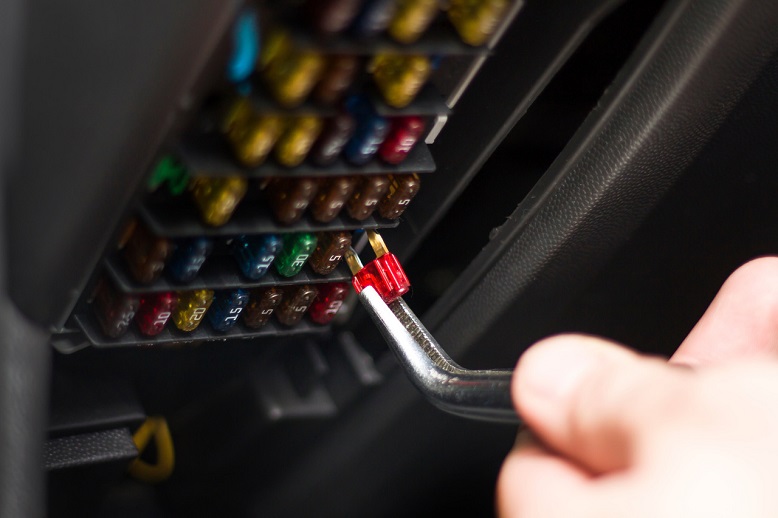 Bezpieczniki w samochodzie – rodzaje, oznaczenia, sprawdzenie, wymiana