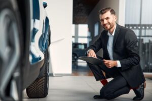 przedsiębiorca w trakcie oględzin samochodu pod leasing