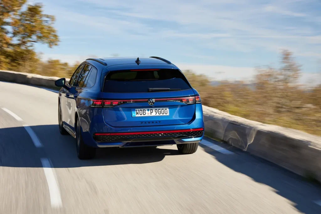 niebieski volkswagen passat