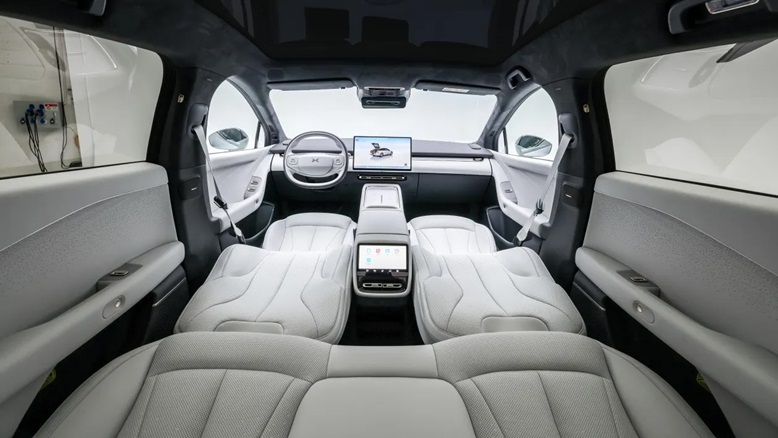 Elektryczny sedan XPeng P7+ w kabinie